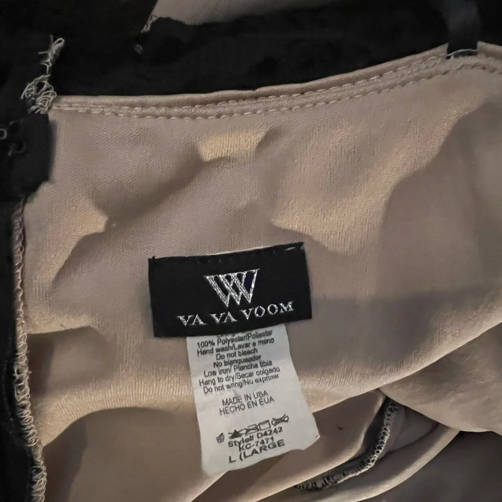 Va va voom dress.  Strapless, Black and cream colour.  size L Pre owner - Picture 4 of 7